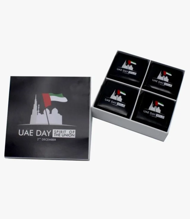 علم الإمارات - صندوق هدايا اليوم الوطني 80 جرام - عبوة من 10 علب من لو شوكليتير
