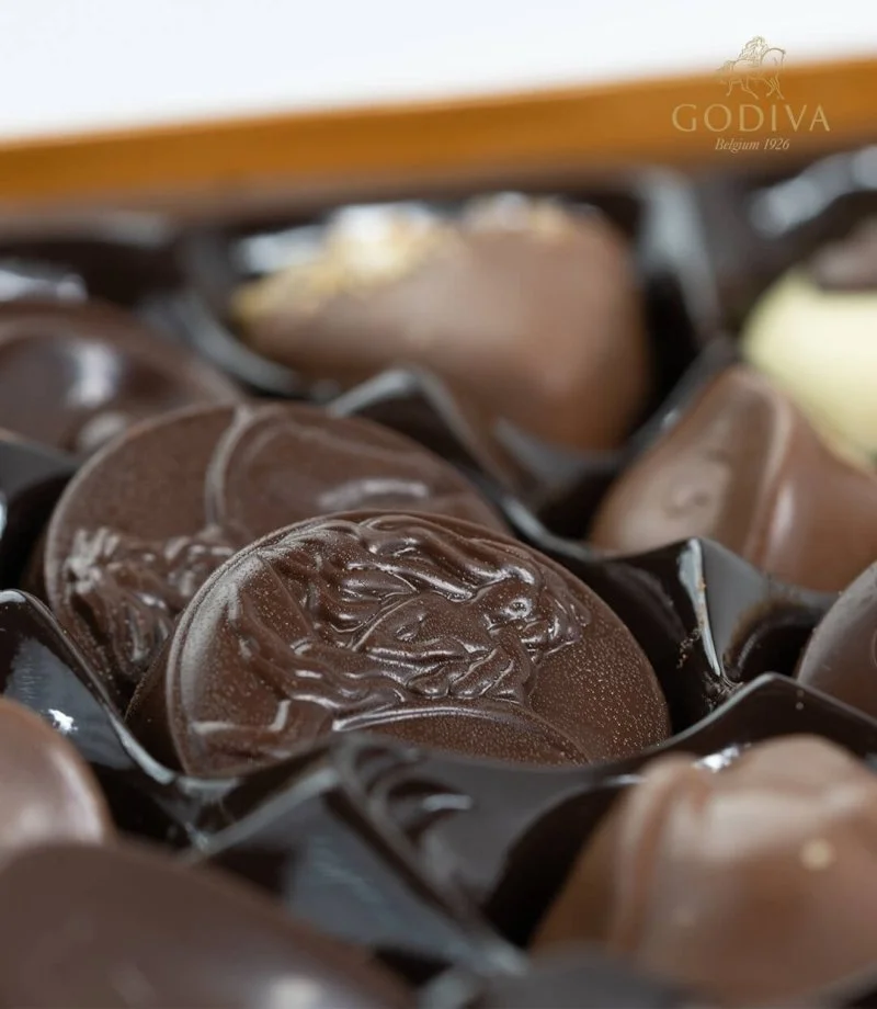 صندوق شوكولاتة الكريسماس الذهبي (34 قطعة) من جوديفا 