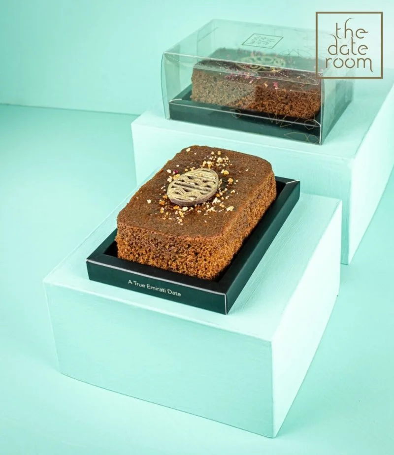 كيكة التمر مغطاه بشوكولاتة ثلاثية الأبعاد ومكاديميا مطحونة من ذا ديت روم