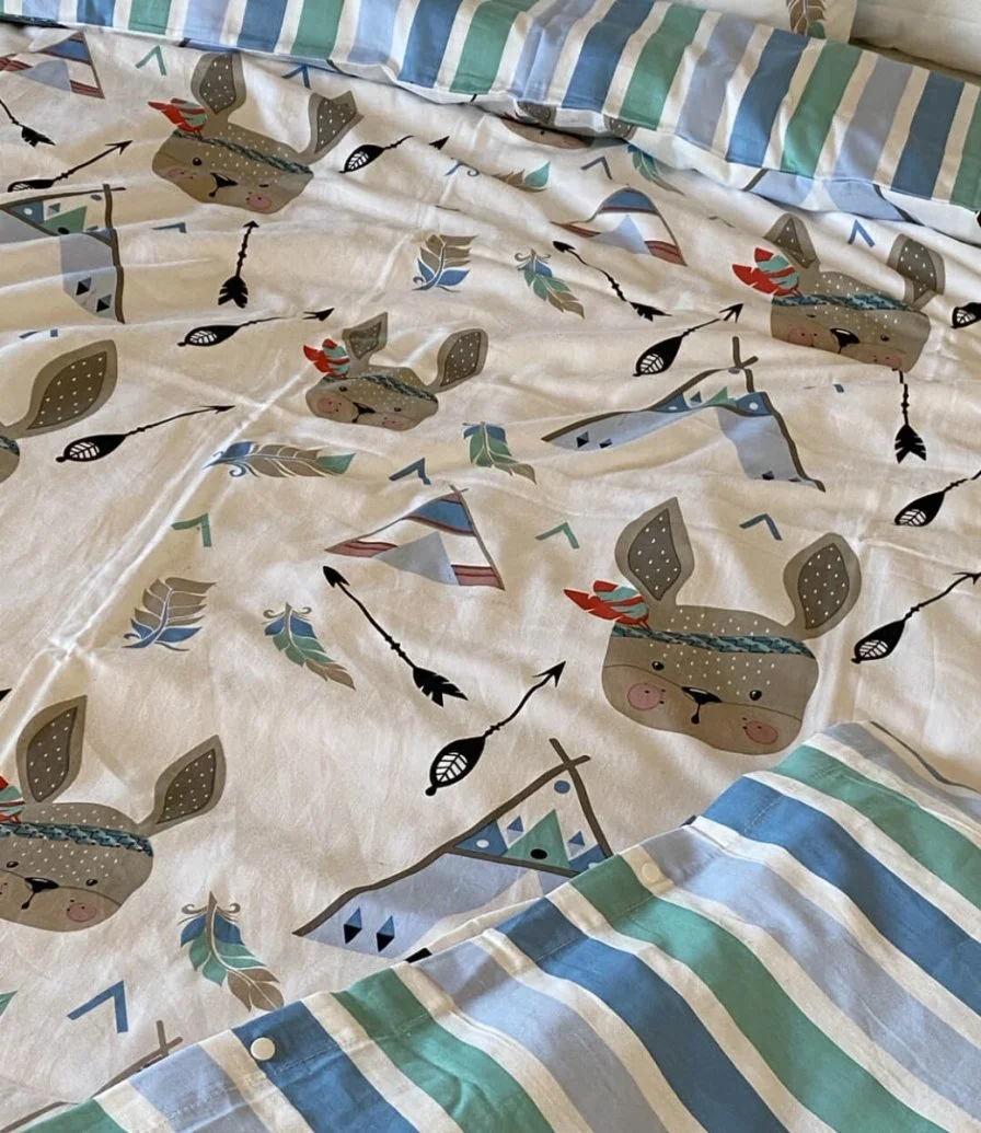 طقم غطاء لحاف عضوي مزدوج الجوانب 100٪ معسكر / خطوط (سرير طفل صغير / سرير أطفال) من إيلي جونيور