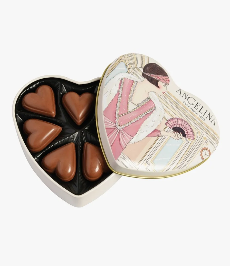 شوكولاتة بأشكال قلوب داخل علبة معدنية من أنجيلينا