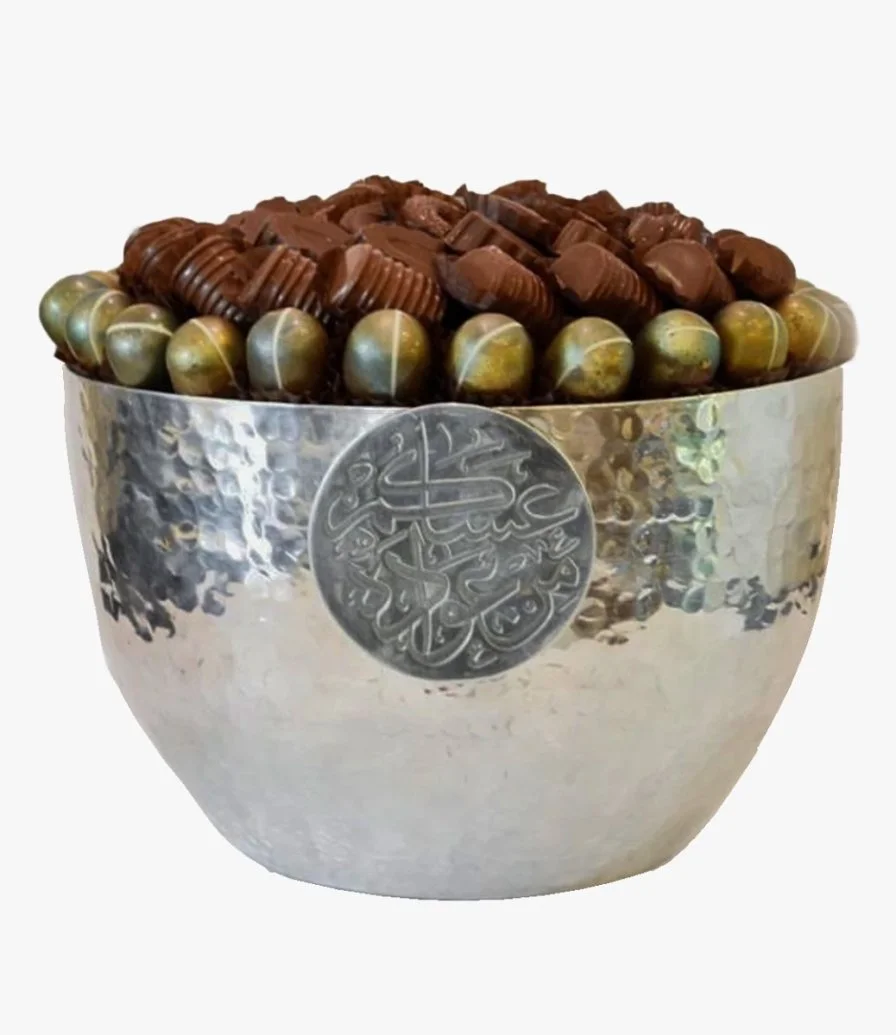 تمور متنوعة وشوكولاتة في وعاء فاخر مع نقش عربي من فيكتوريان