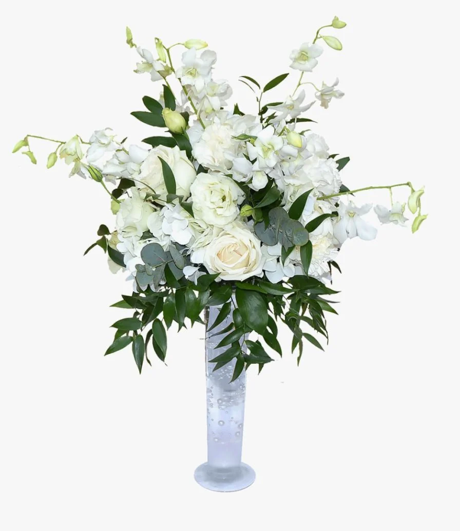 قطعة مركزية من الزهور البيضاء 