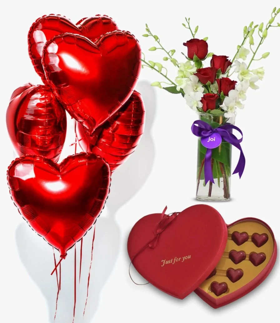 مجموعة مكوّنة من باقة زهور عشق الورد الأحمر الكلاسيكي، وصندوق شوكولاتة بشكل قلوب (8 قطع) من كارميه، وبالونات هيليوم بشكل قلوب حمراء