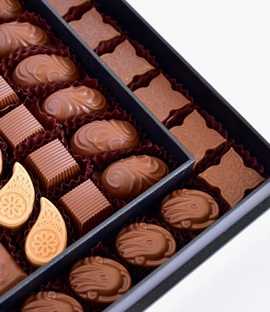 Chocolate assortment in a black box with acrylic cover by Victorian (1kg)