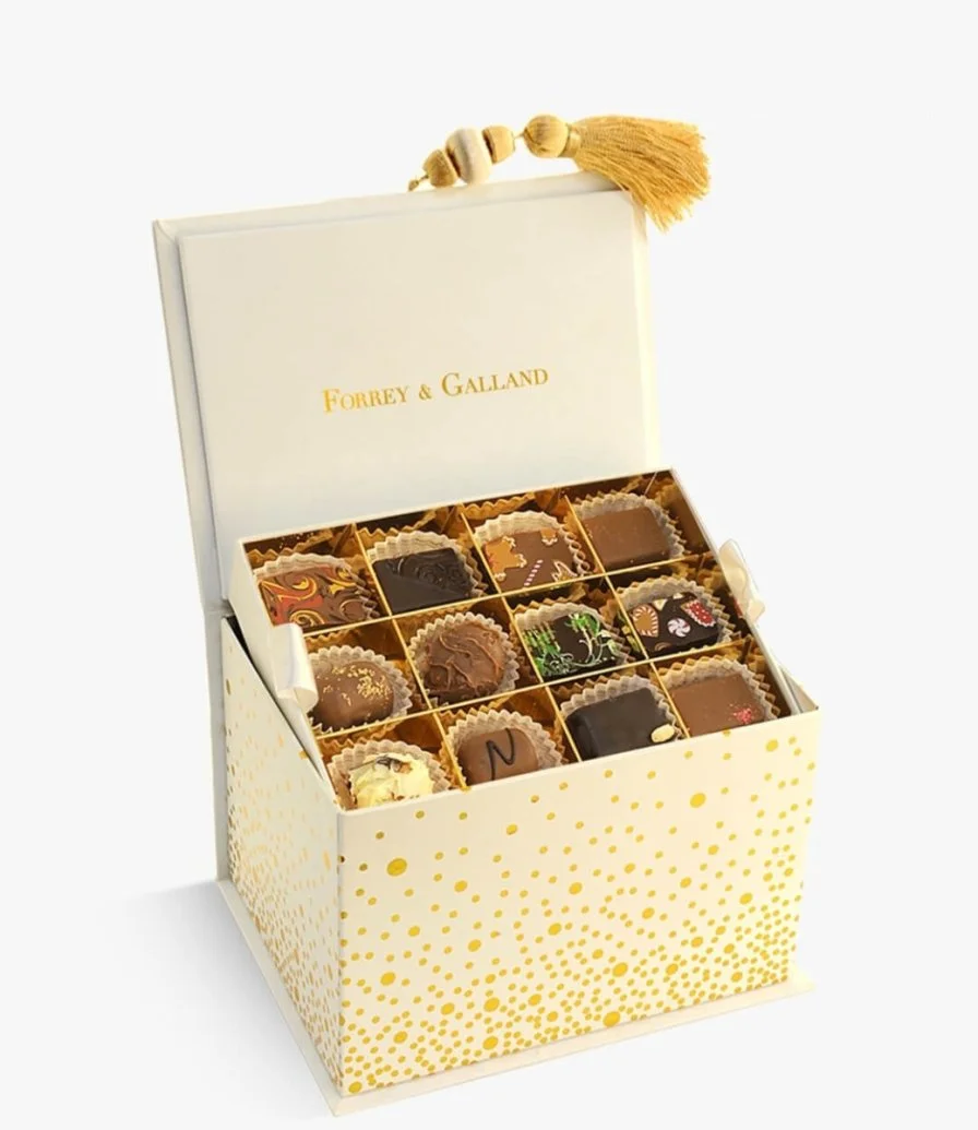 صندوق شوكولاتة الكريسماس به 36 قطعة من الشوكولاتة الفرنسية المتنوعة. 
