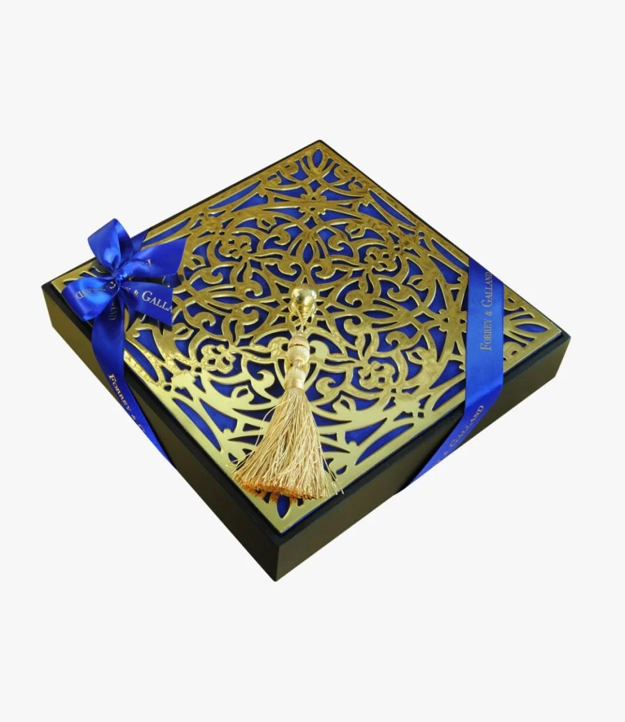 صندوق خشبي أزرق داكن مزيّن  