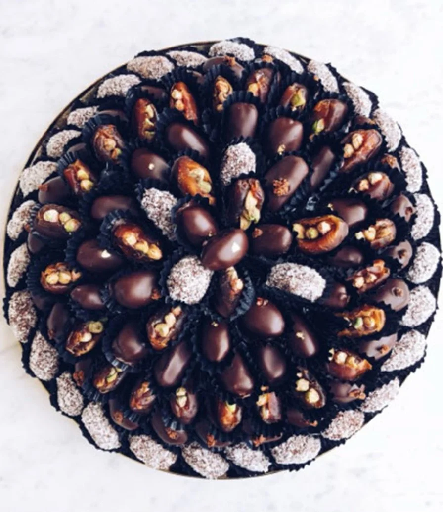 صينية التمور بالشوكولاتة الداكنة: ليلى من شوكولاتة مرزام 