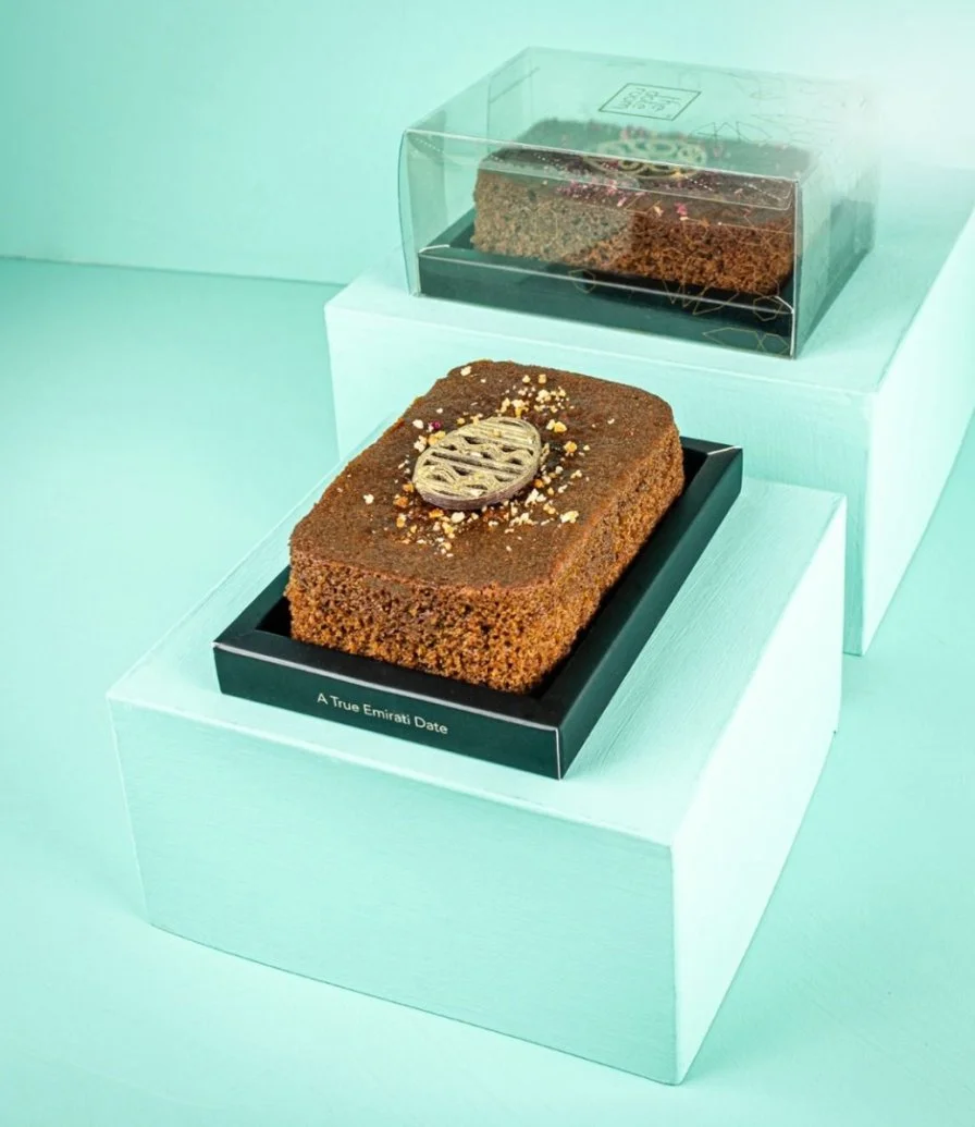 كيكة التمر مغطاه بشوكولاتة ثلاثية الأبعاد ومكاديميا مطحونة من ذا ديت روم