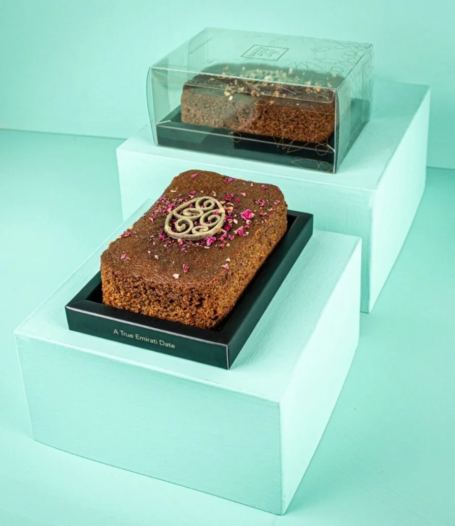 كيكة التمر مغطاه بشوكولاتة ثلاثية الأبعاد والورد من ذا ديت روم