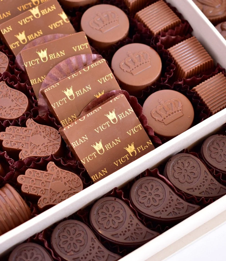 علبة شوكولاتة تشكيلة متنوعة أنيقة من فيكتوريان (1 كجم)