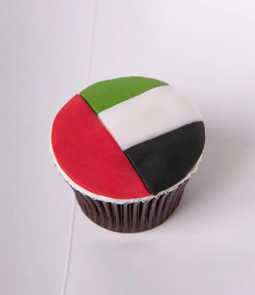 كب كيك بألوان العلم الإماراتي من بلومزبيري 