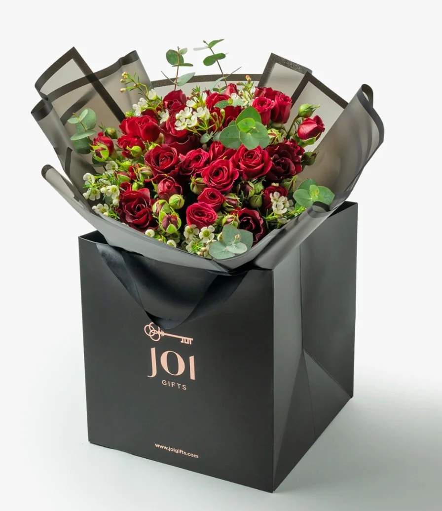 ورود في شنطة هدية - شنطة سوداء مع زهور لون أحمر وأبيض