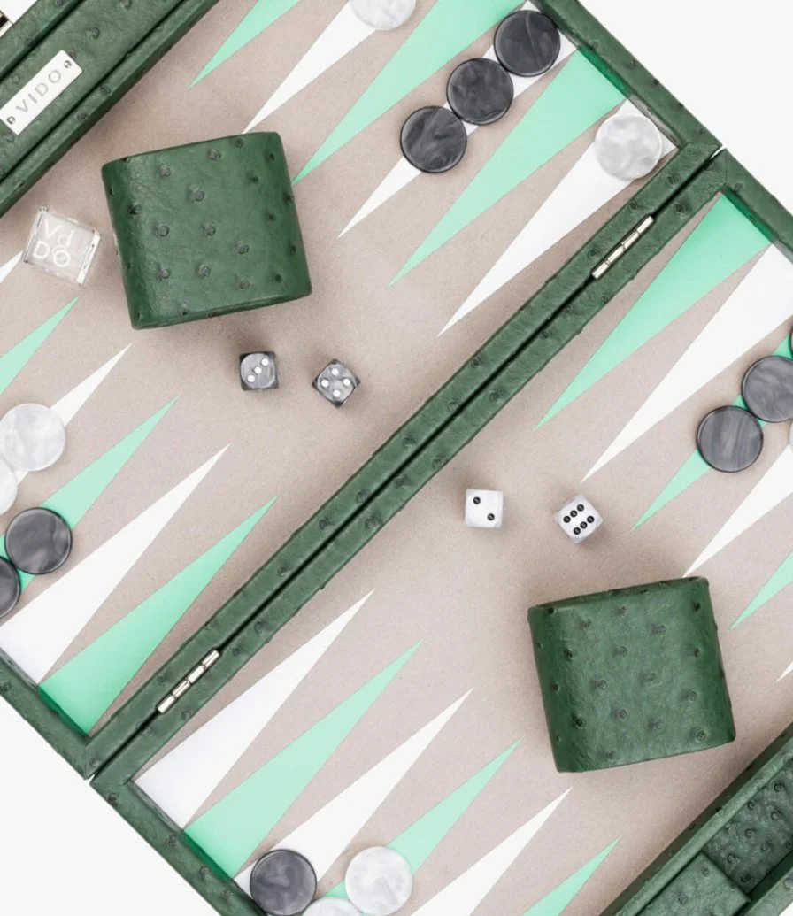 لعبة الطاولة وسط خضراء من فيدو باكجامون