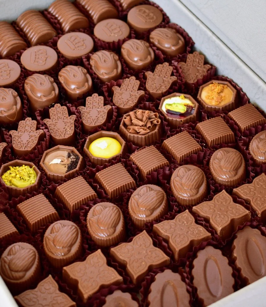 علبة شوكولاتة مختلطة من الجلد باللون الرمادي من فيكتوريان (1 كجم)