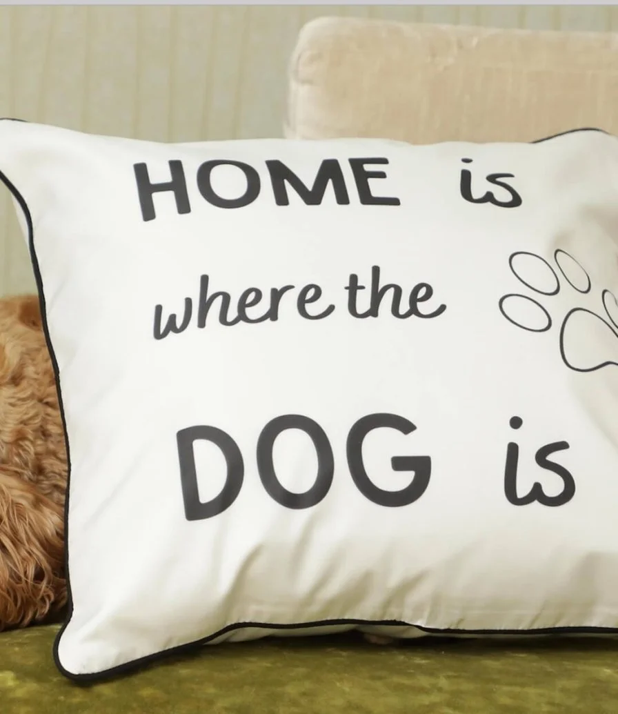 وسادة بطباعة "المنزل هو المكان الذي يوجد به الكلب"