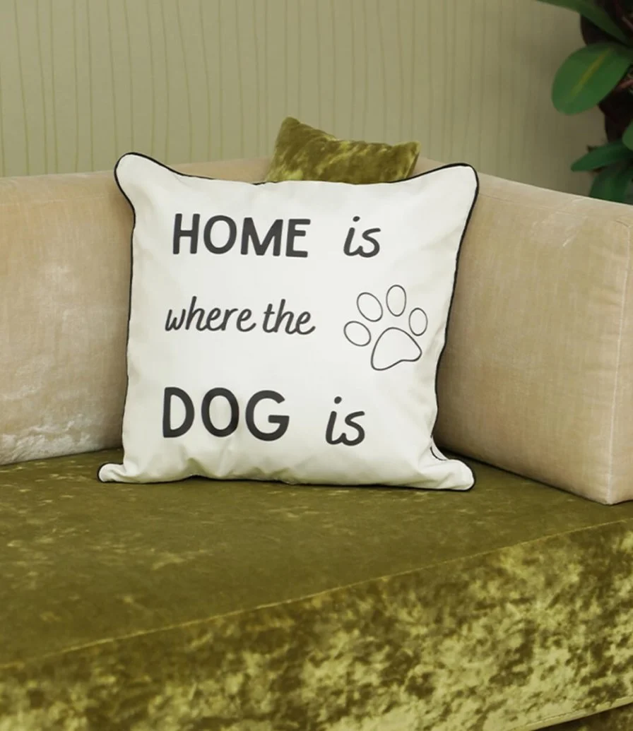 وسادة بطباعة "المنزل هو المكان الذي يوجد به الكلب"