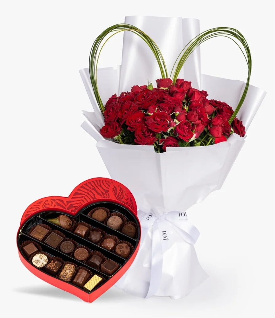 باقة الحب من الورد الأحمر مع صندوق شوكولاتة قلب - وسط من جيف دي بروج 