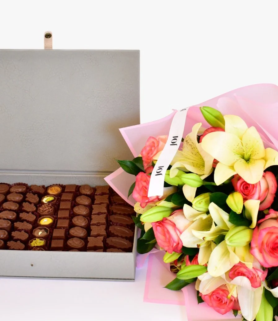 صندوق شوكولاتة جلد مع بوكيه زهور من فيكتوريان