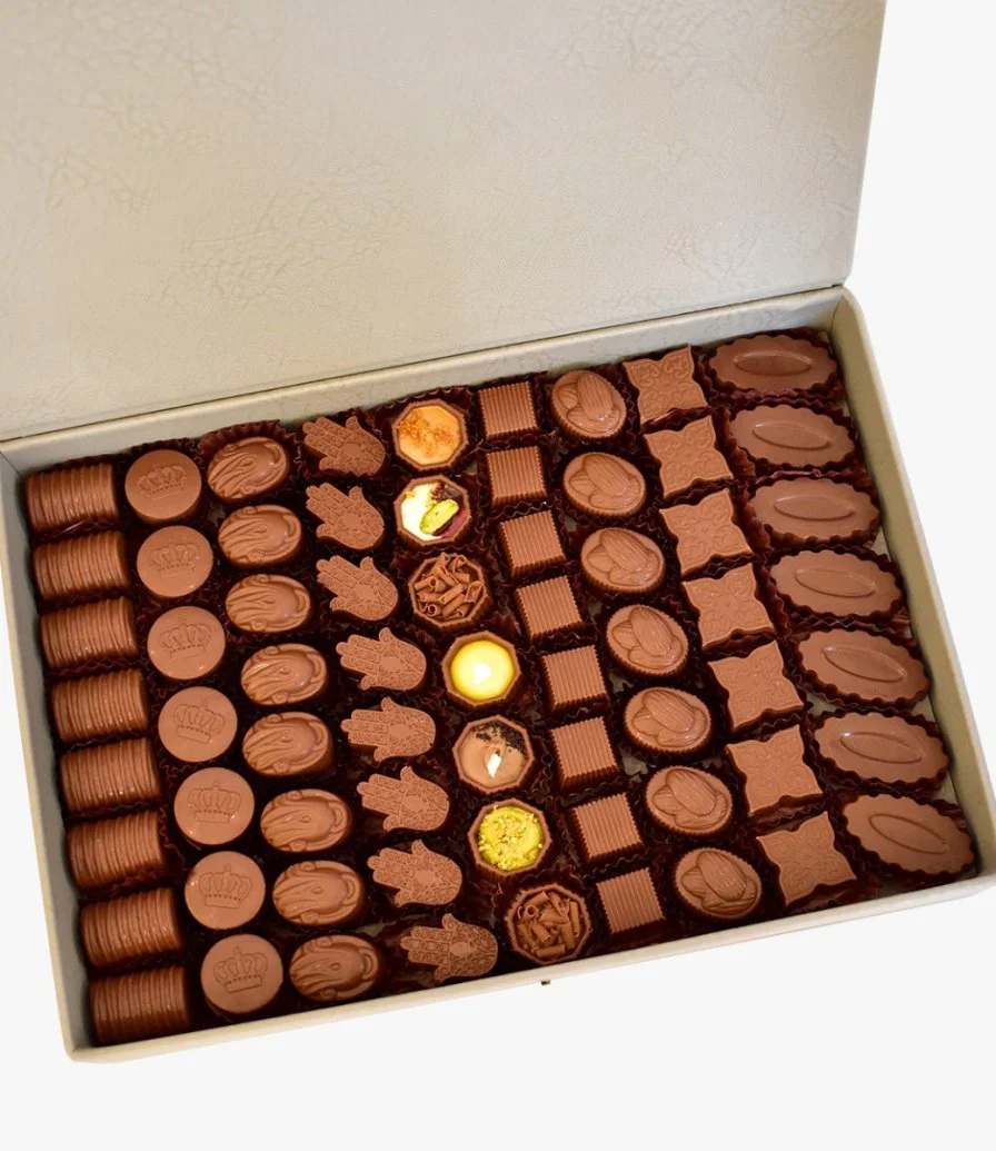 صندوق شوكولاتة جلد مع أوركيد من فيكتوريان