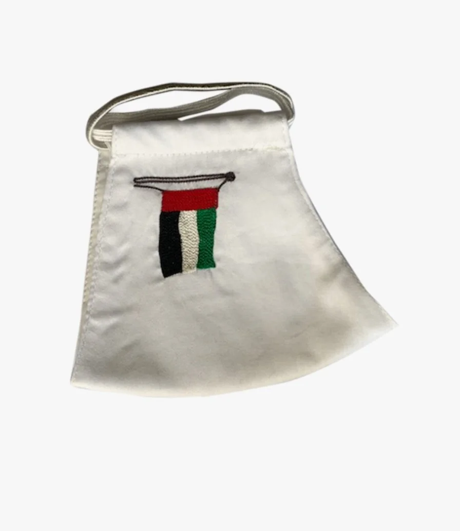 كمامة بيضاء بشعار علم الإمارات من ديماسك