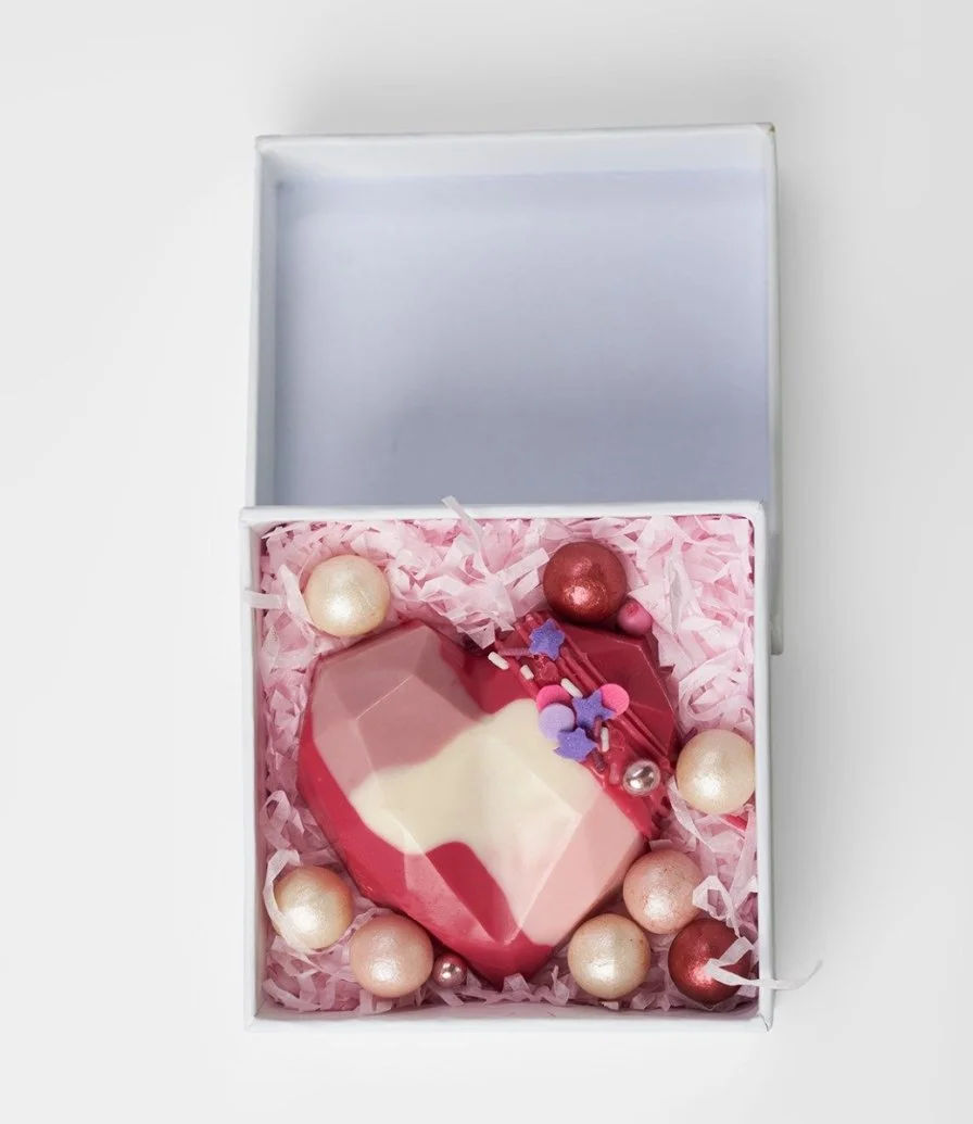مجموعة هدايا فاخرة من الشوكولاتة والزهور والشموع على شكل قلب صغير