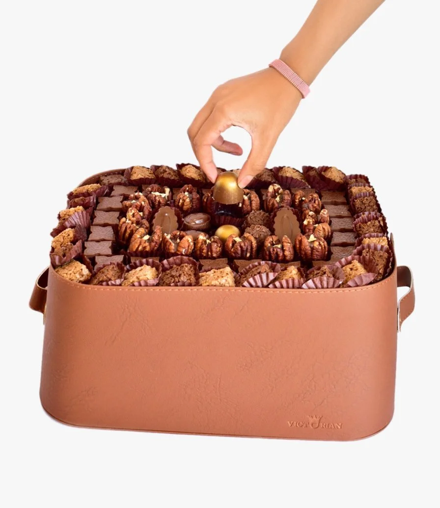 تشكيلة شوكولاتة مشكلة في صندوق جلد بني من فيكتوريان