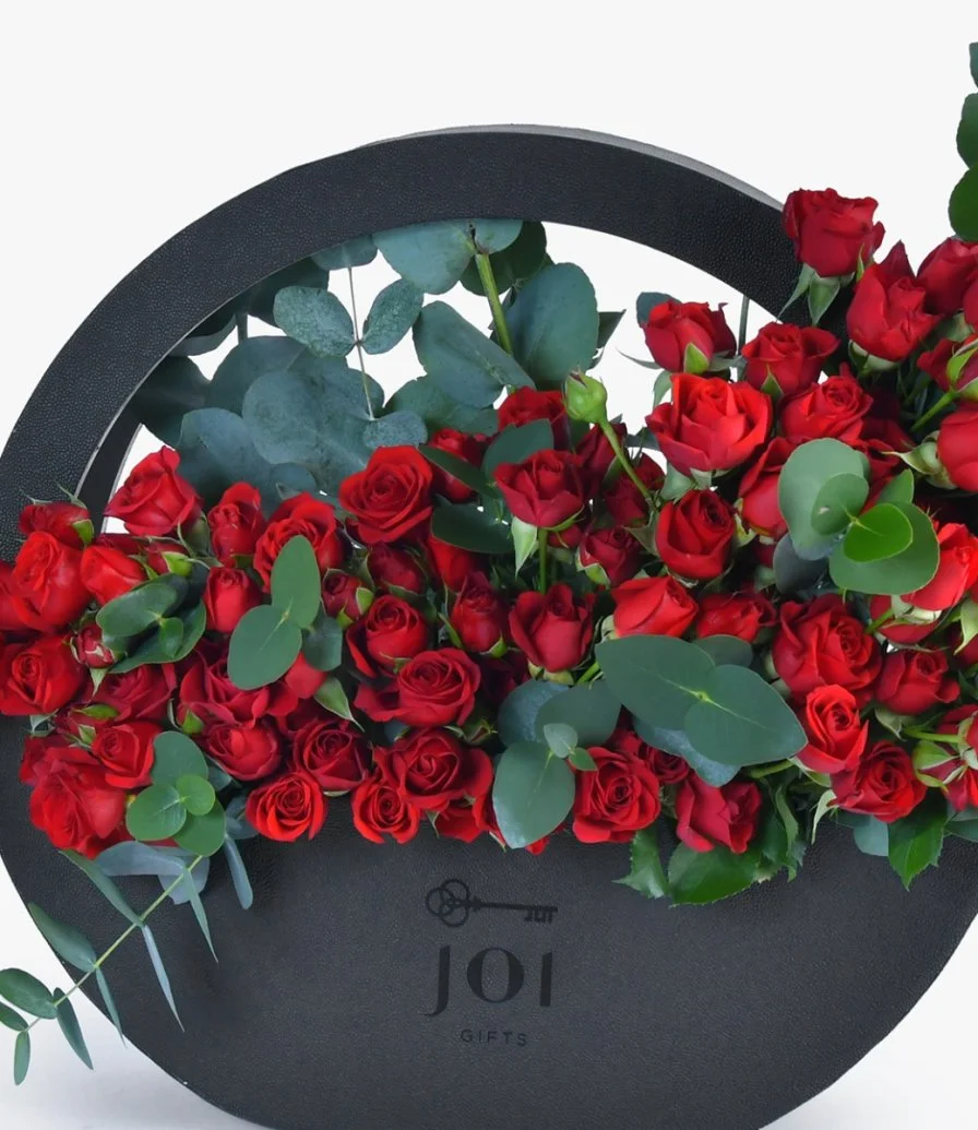 صندوق جلدي حديث من الورود الحمراء مع كيكة القلوب اللطيفة من بيكري آند كو