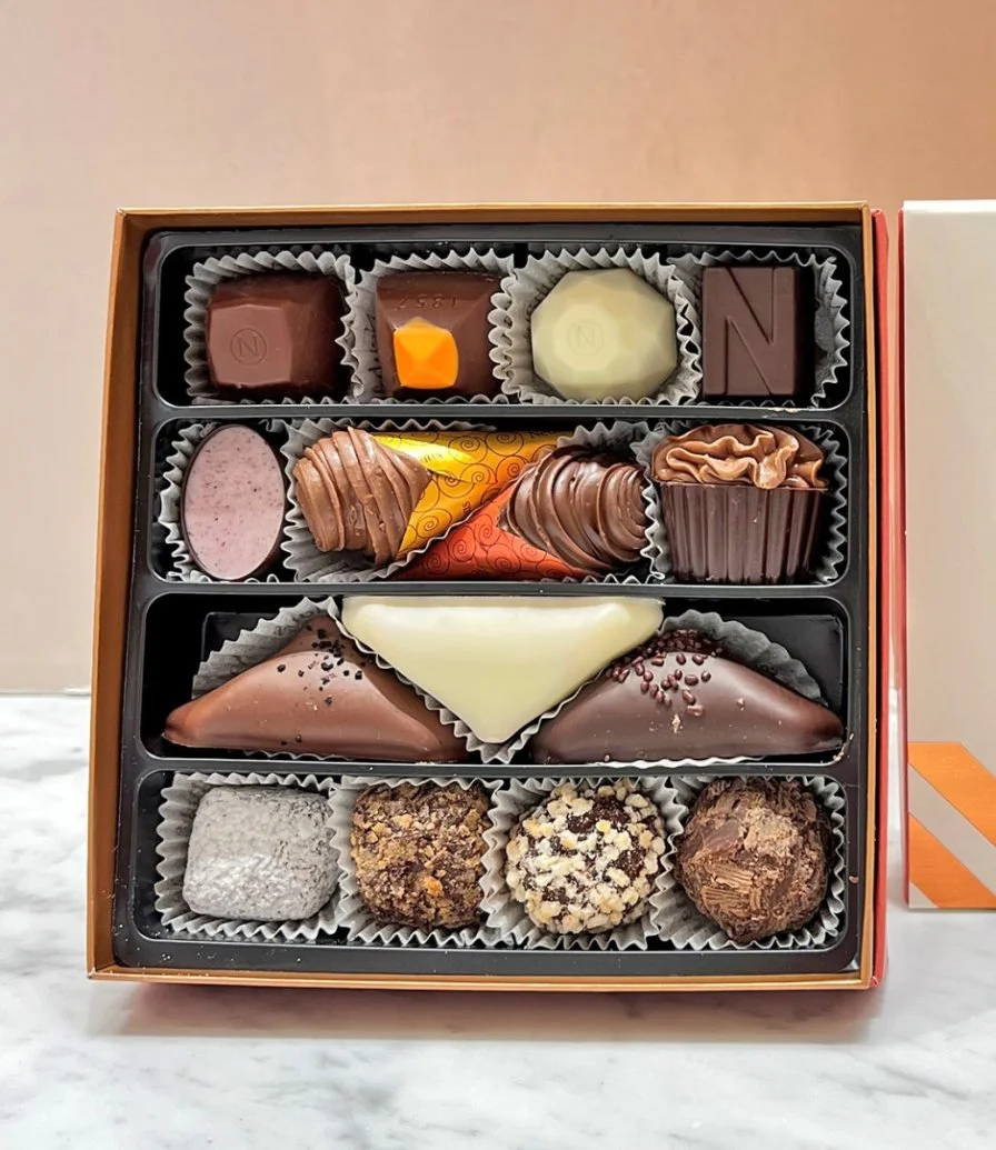 علبة هدايا شوكولاتة بلجيكية فاخرة لليوم الوطني ١٥ قطعة من نيوهاوس