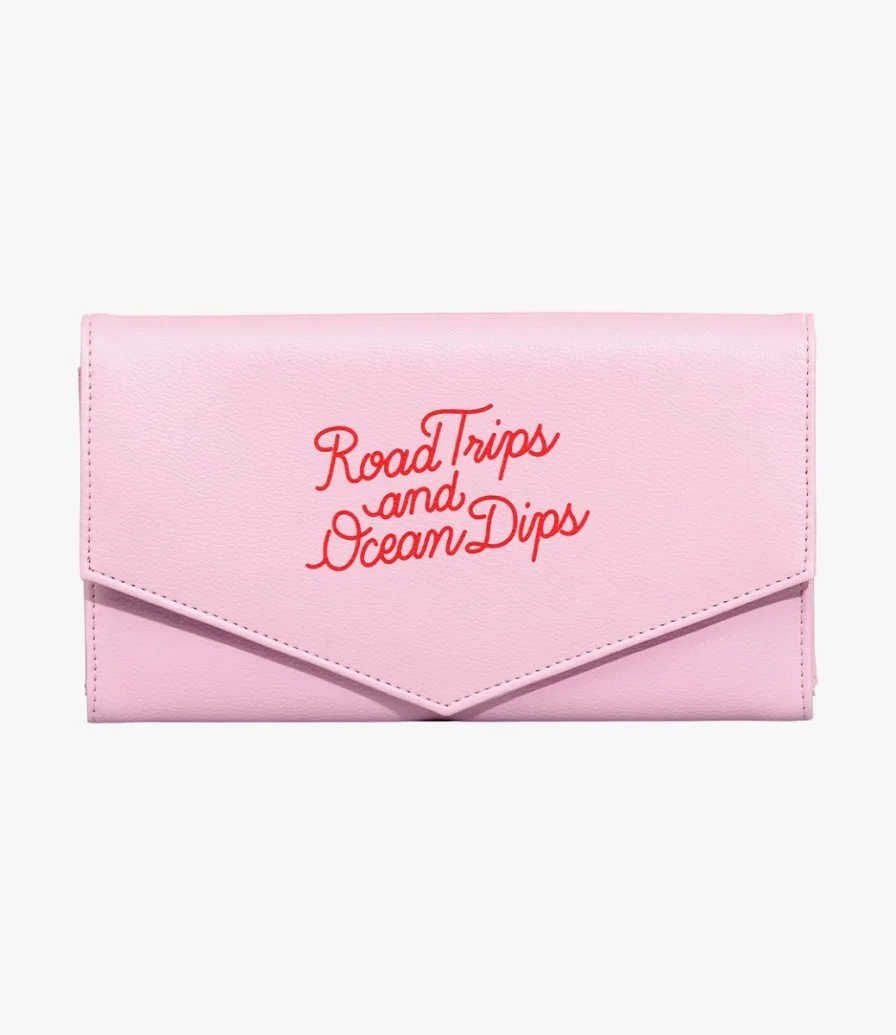 محفظة سفر وردي في أحمر من يس ستوديو