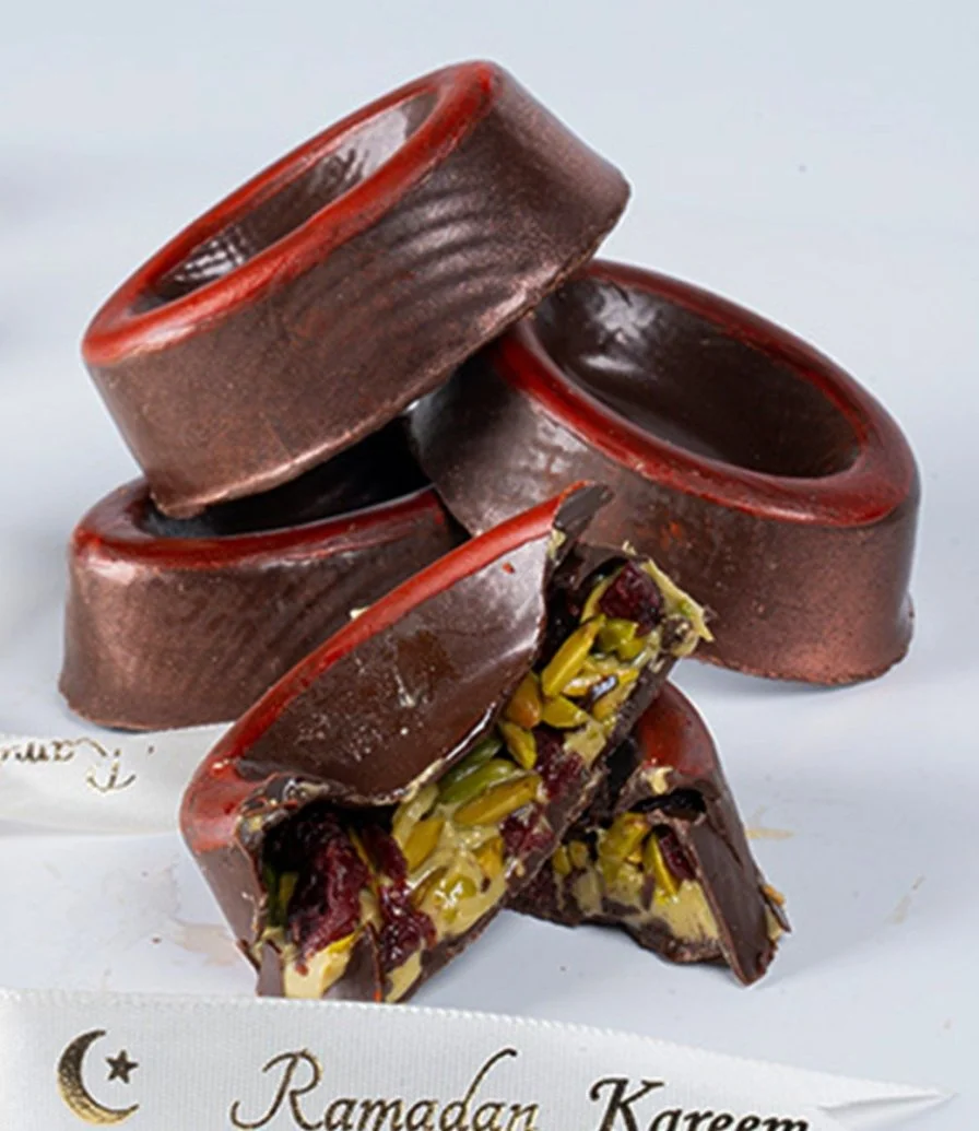 حلوى الفستق والتوت البري المقرمشة من بلومزبريز