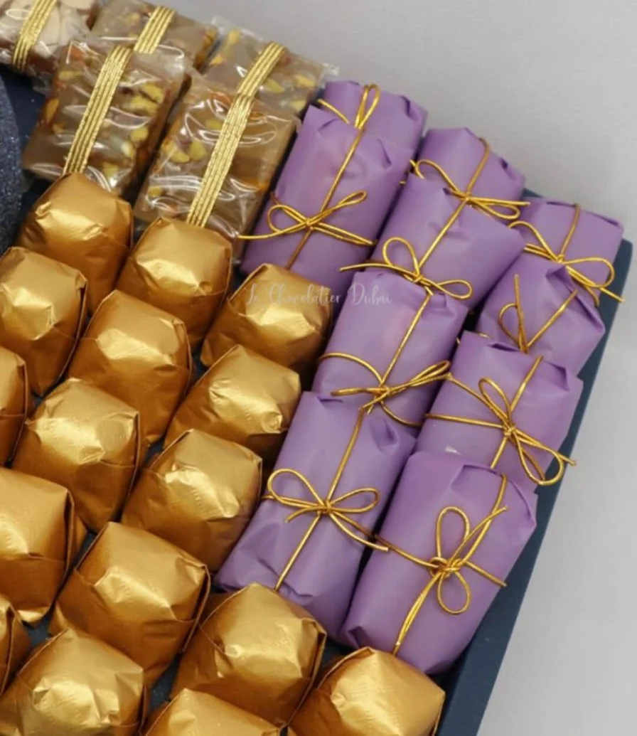 صندوق رمضان وعيد الفطر  من الجلد الفاخر مع تمور وشوكولاتة من لو شوكوليتير دبي