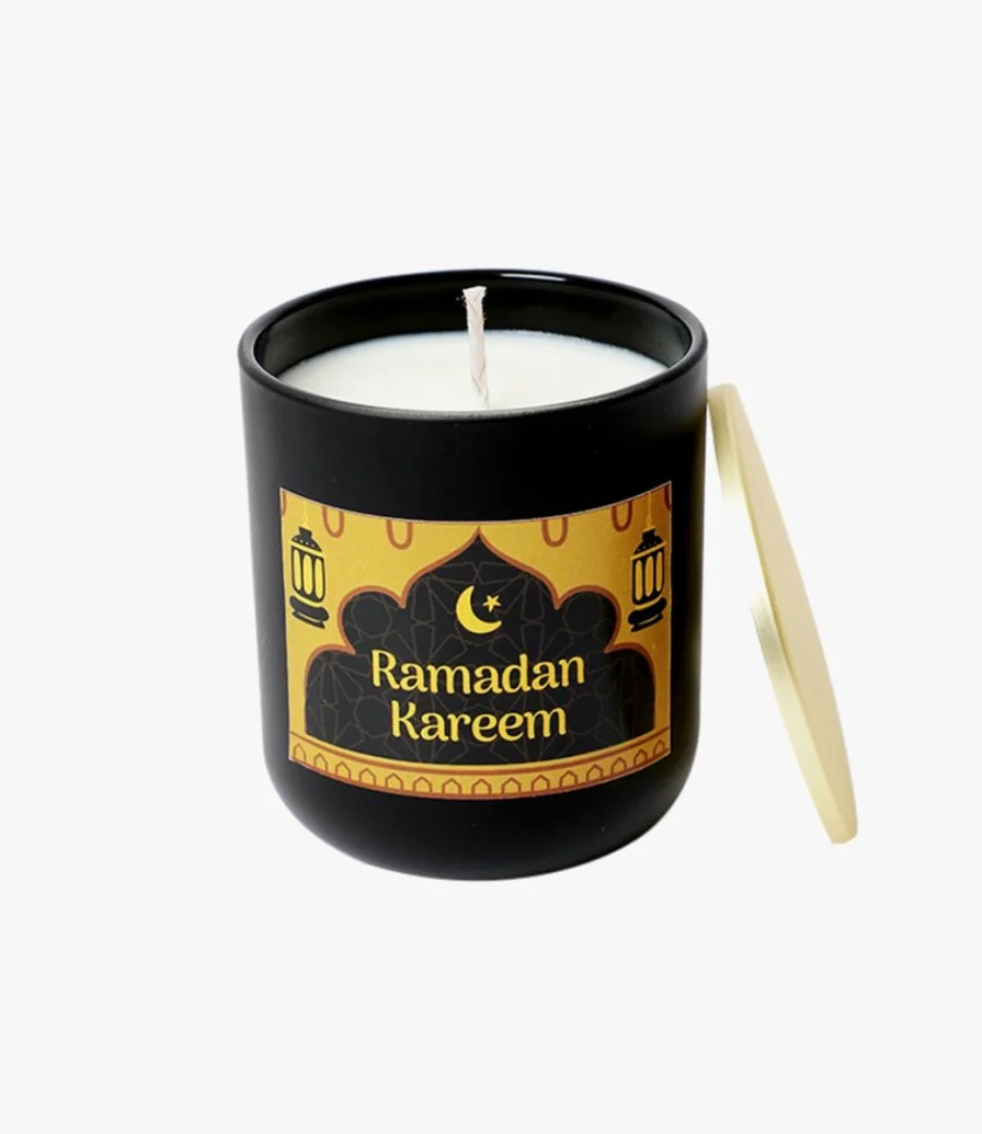 شمعة رمضان كريم بالورد وخشب الصندل