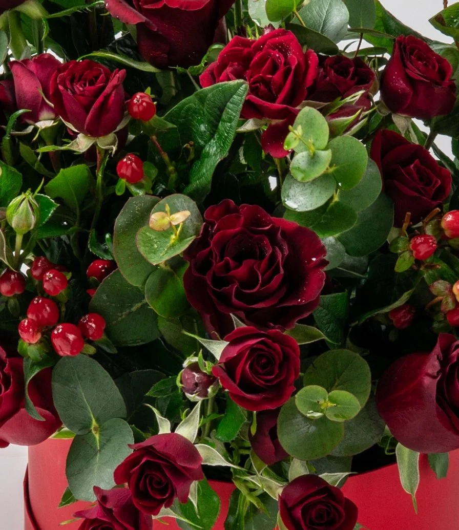 صندوق الزهور الرومانسية الحمراء الفاخر