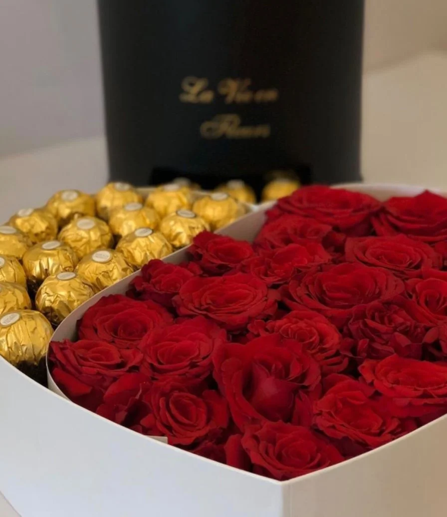 صندوق شوكولاتة وورود حمراء على شكل قلب 