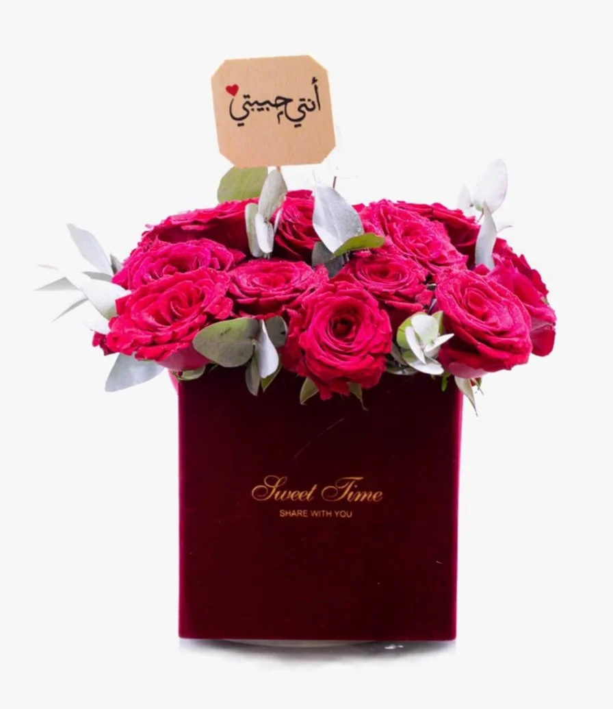صندوق الورد الأحمر المخملي