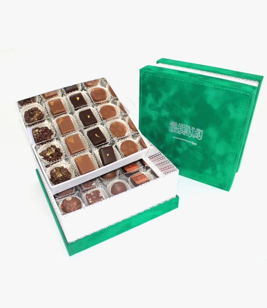 صندوق شوكولاتة قطيفة لليوم الوطني السعودي
