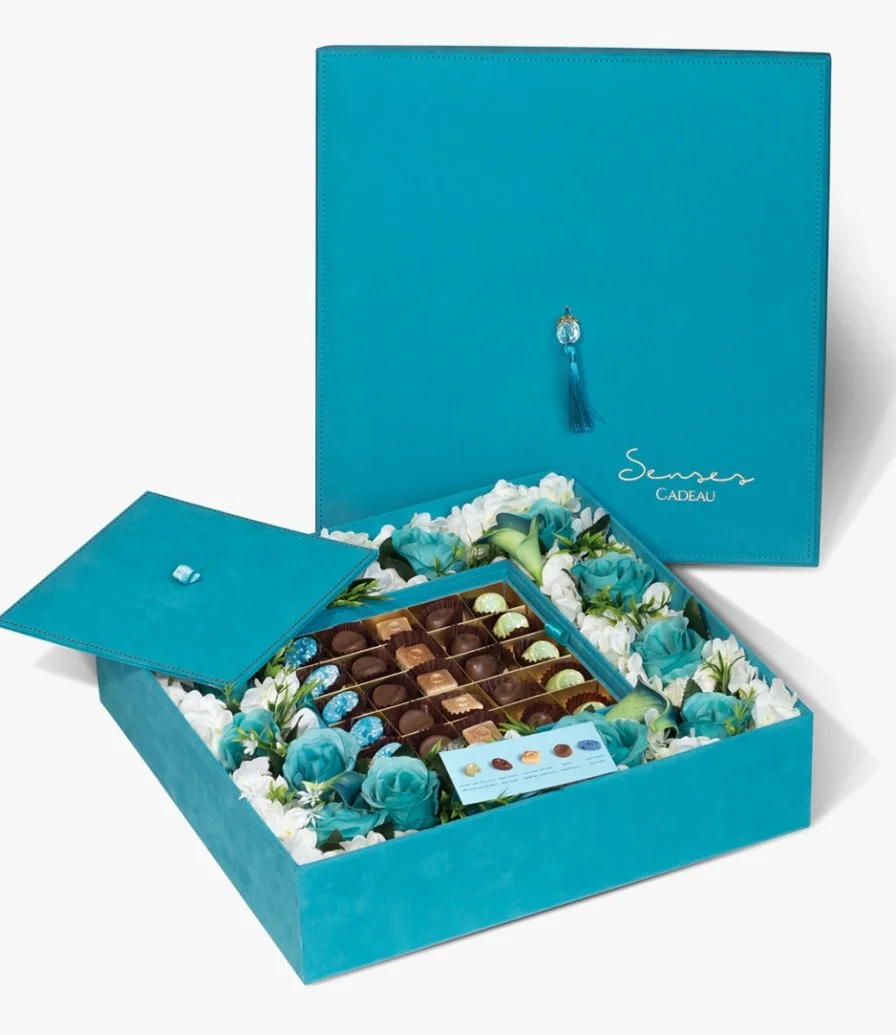 صندوق شوكولاتة متنوعة داخل صندوق أزرق من سنسز