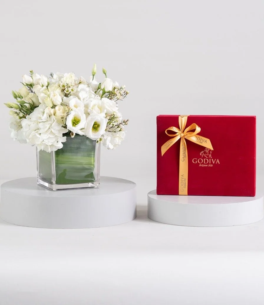 باقة هدايا تنسيق زهور الثلج الأبيض وعلبة شوكولاتة حمراء من جوديفا