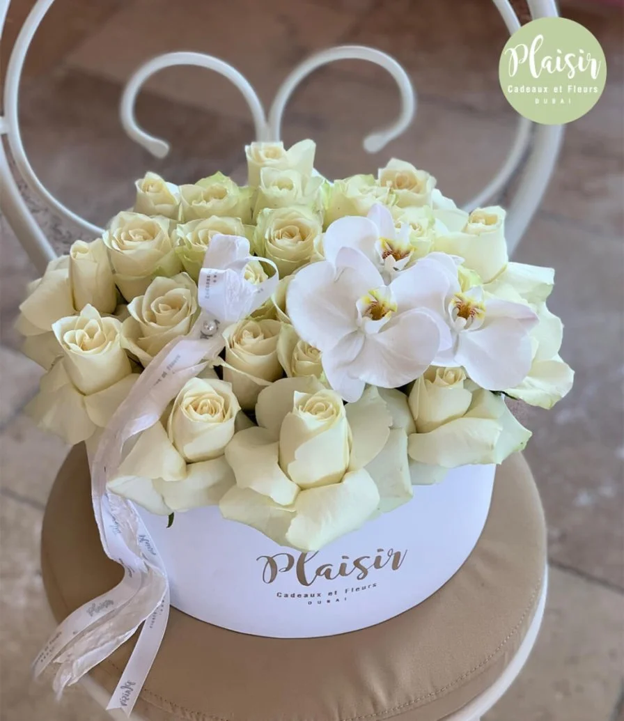 صندوق هدايا مذهل باللون الأبيض بالكامل مع زهور الأوركيد من بليزير