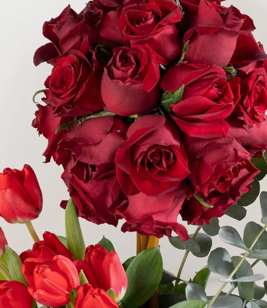 باقة ثلاثية من الزهور الحمراء وباقة بالونات قلوب حمراء