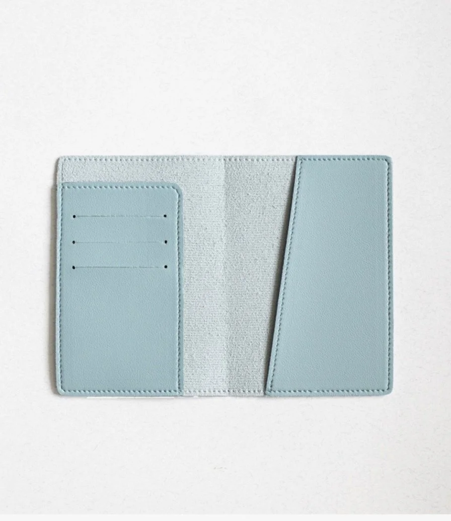 غطاء جواز السفر المصنوع من الجلد النباتي - أزرق سماوي من رويال بيدج كو