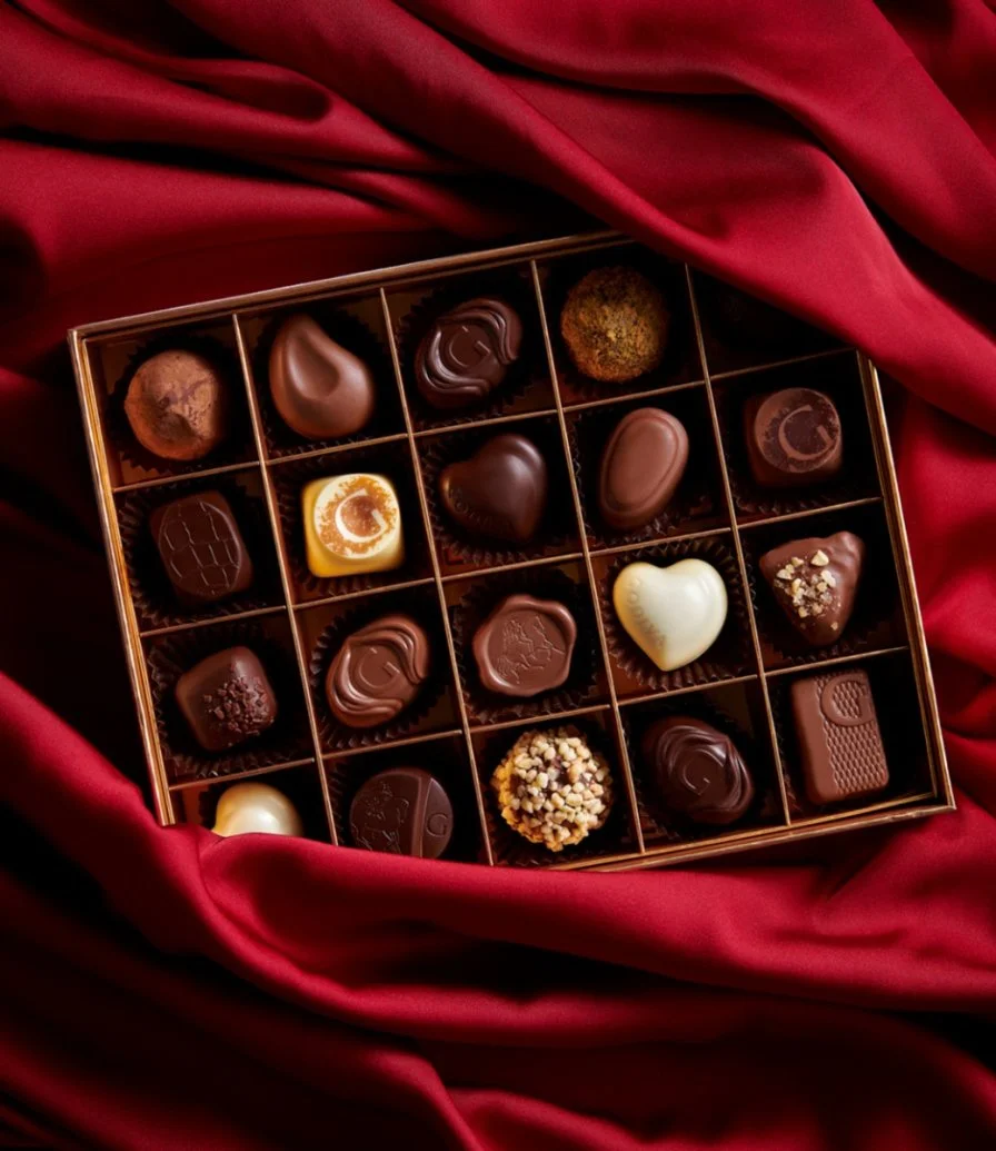 صندوق هدايا شوكولاتة مخملي بيج 20 قطعة من جوديفا