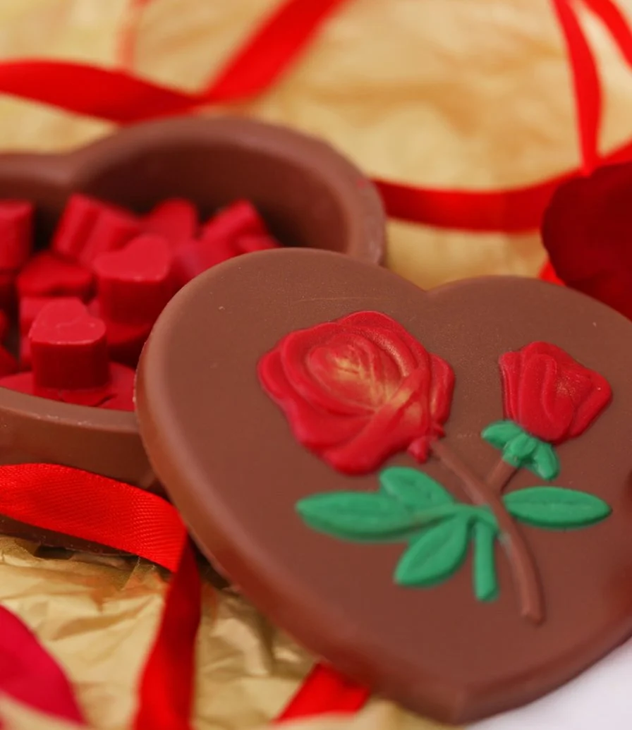 صندوق من الشوكولاتة بتصميم قلب عيد الحب من إن جي دي