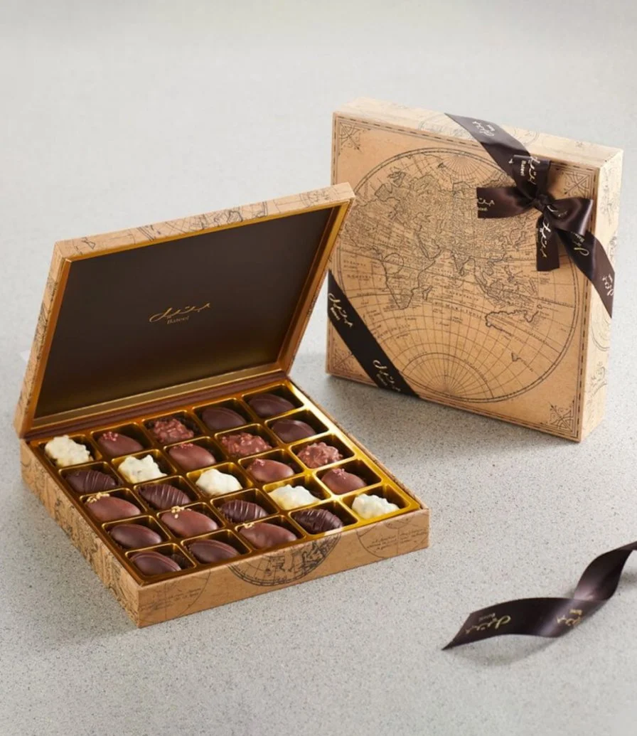 صندوق خريطة العالم وسط  شوكولاتة التمر من بتيل