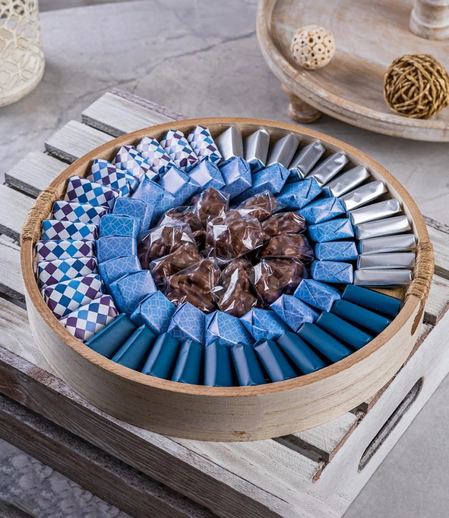 شوكولاتة ملفوفة في صينية خشبية دائرية - صغير