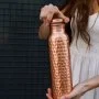 زجاجة ماء نحاسية مضروبة (900 مل) من ذا جودنس كومباني