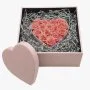 صندوق الحب بالورود الوردية على شكل قلب