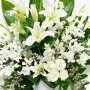 زهور الزنابق البيضاء مع الأوركيد والورود البيضاء